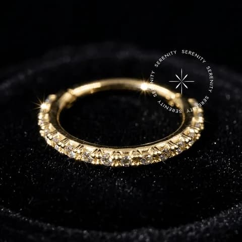 OR62 - Argola Segmento Cravejada Delicada - Ouro 18K Maciço