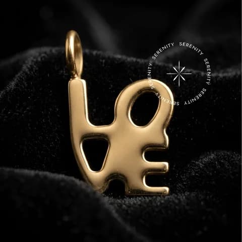 TN1546 - Pingente Love - Titânio Revestido de Ouro 18k