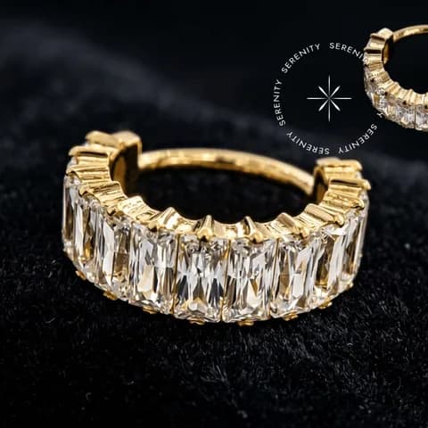 PVD 1187 - Argola Clicker Frontal Cravejada Baguete - Titânio Revestido de Ouro 18k