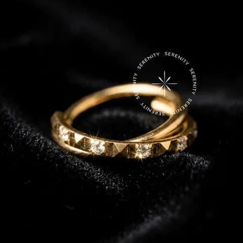 TN1322 - Argola Lateral Entrelaçada - Titânio Revestido de Ouro 18k