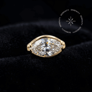Piercing Labret Topo Navete Cravejado com Zircônia Translúcida em Titânio Revestido de Ouro 18k, fotografado em alta definição com foco nos detalhes geométricos de sua estrutura.
