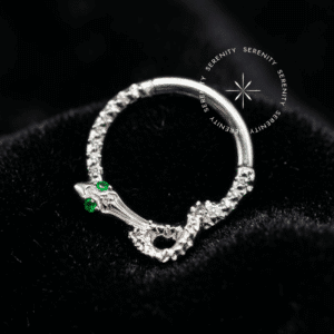 piercing titânio esculpido no formato de serpente sinuosa com acabamento espelhado de alto brilho cravejada com pavê de Zircônia Premium translúcida e dois cristais de tom verde esmeraldino nos olhos apresentando fecho clicker articulado de encaixe para septo e daith corporal.