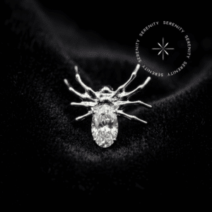 piercing titânio grau implante com design grande de aranha cravejada repousando suavemente sobre um tecido de cetim branco de alta opulência.