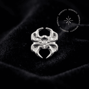 piercing titânio grau implante com design cravejado de zircônias translúcidas repousando suavemente sobre um tecido de cetim branco de alta opulência.