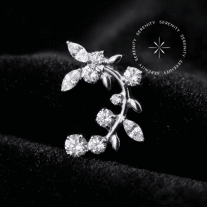 piercing titânio grau implante modelo cluster curvado cravejado de zircônias translúcidas repousando suavemente sobre um tecido de cetim branco de alta opulência.