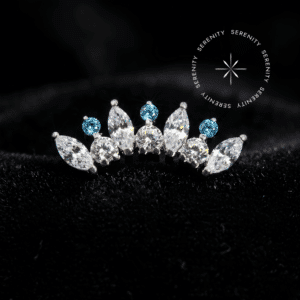 piercing titânio grau implante modelo topo cluster mini navetes cravejado, repousando suavemente sobre um tecido de cetim branco de alta opulência.