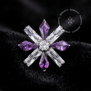 piercing titânio grau implante com design floral cravejado de zircônias translúcidas e roxas repousando suavemente sobre um tecido de cetim branco de alta opulência.