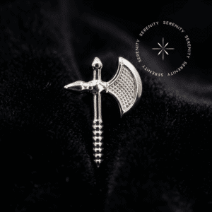Piercing rosca interna titânio com design escultural de machado, repousando suavemente sobre um tecido de cetim branco de alta opulência.