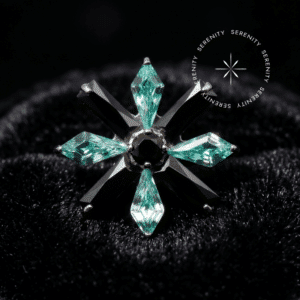 piercing titânio grau implante com design floral cravejado de zircônias pretas e verde claras de 11mm, repousando suavemente sobre um tecido de cetim branco de alta opulência.