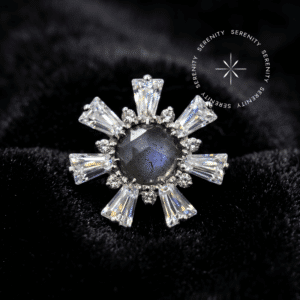 piercing rosca interna titânio com design imponente de flor de 10mm, exibindo pétalas de zircônia translúcida e miolo em labradorite cinzenta, repousando suavemente sobre um tecido de cetim branco de alta opulência.