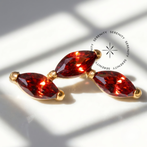 Piercing Topo Cluster 3 Navetes Garnet Titânio e Ouro 18k