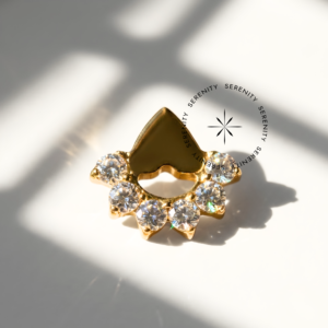 TN1769 Piercing Topo Triangular com Arco Zircônia Titânio e Ouro 18k
