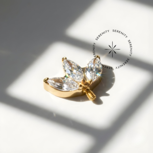 Piercing Topo Vertical Helix Navetes Zircônia Titânio e Ouro 18k Modelo: Rosca Espessura da Rosca: 0.9 mm para haste de 1.2 mm Medidas do Topo: 5.0 mm x 8.0 mm Pedra: Zirconia Cor: Cristal Zircônias: São pedras sintéticas que imitam o brilho dos diamantes, oferecendo uma alternativa brilhante e acessível para adornar peças de joalheria. Descrição: Ideal para vertical helix, alguns mamilos, entre outros piercings, oferecendo um ajuste confortável e seguro. Esta joia não é apenas um acessório, mas um símbolo de luxo duradouro, projetada para acompanhar você em todos os momentos da vida, tornando-se uma peça preciosa que pode ser apreciada por gerações. Titânio PVD Gold: É um material altamente durável e leve, que passa por um processo de deposição a vapor (PVD) para receber uma camada de ouro. Esse tratamento não só confere uma aparência luxuosa e brilhante, mas também aumenta a resistência à corrosão e ao desgaste. O titânio é conhecido por ser hipoalergênico, tornando-o uma excelente escolha para joias e piercings, especialmente para pessoas com pele sensível. A combinação de titânio com o acabamento PVD Gold oferece uma opção elegante e resistente, ideal para uso diário.