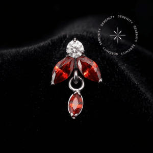 Piercing Topo Pétalas com Pingente em Titânio