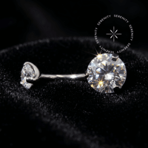 Piercing Umbigo Titânio Grau Implante ASTM F136 com zircônias premium em lapidação majestosa, hastes curvas perfeitas para a anatomia do umbigo, e encaixe por rosca interna atraumática. O brilho luxuoso e a pureza do metal médico garantem extrema elegância e cicatrização segura para modificações corporais exclusivas.