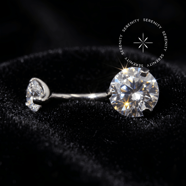 Piercing Umbigo Titânio Grau Implante ASTM F136 com zircônias premium em lapidação majestosa, hastes curvas perfeitas para a anatomia do umbigo, e encaixe por rosca interna atraumática. O brilho luxuoso e a pureza do metal médico garantem extrema elegância e cicatrização segura para modificações corporais exclusivas.