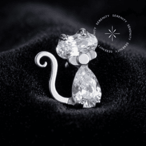 Piercing Titânio Grau Implante com topo figurativo em formato de gato de 5.5mm x 4.2mm e Zircônias Premium em lapidação coração e gota na cor Translúcido Majestic. Apresenta pino inferior compatível com rosca interna atraumática de 0.9mm. Uma peça de alta joalheria corporal projetada para cartilagens e lóbulo, oferecendo estética de luxo afetuosa e cicatrização segura.