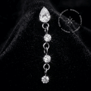 Topo Piercing Titânio com pingente em zircônias premium formato gota e corrente fluida cravejada, encaixe de rosca interna atraumática, ideal para cartilagem, hélix e lóbulo em setups de alta joalheria.