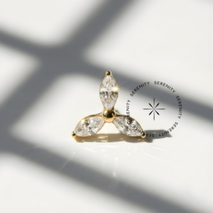 Piercing Topo Três Pétalas Zircônias Titânio e Ouro 18k