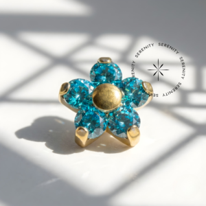 Piercing Topo Flor Zircônias com Miolo Titânio e Ouro 18k