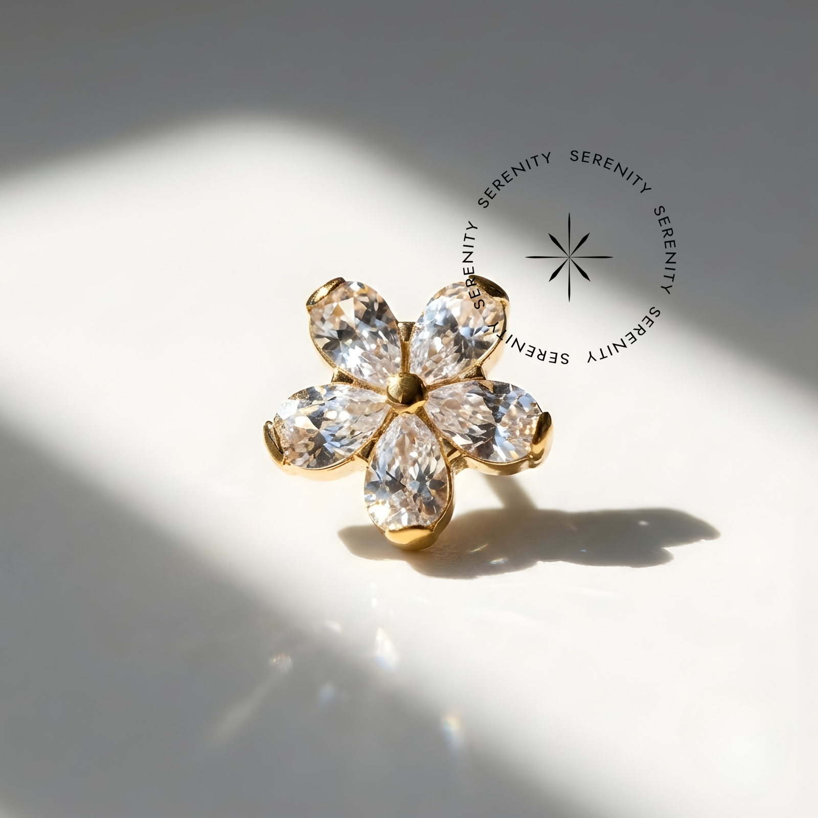 Piercing Topo Flor Gérbera Zircônias Titânio e Ouro 18k