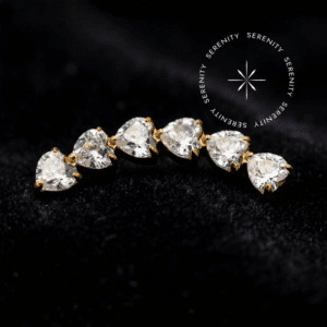 Piercing Topo Cluster em Titânio com polimento espelhado impecável e zircônias de lapidação premium, capturando a luz em um ambiente de alto luxo,