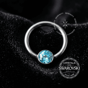 Argola Frontal Titânio TS08 com fecho clicker articulado e cravação de cristais Swarovski azuis Aqua Blue.