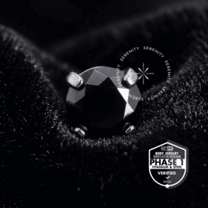 Piercing Ponto de Luz Titânio TT11 com sistema push pin e Zircônia Premium preta cravação prongset em garras, exibindo selo Titânio Mill APP Phase 1.