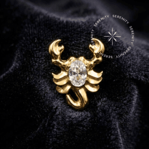 Piercing Topo Escorpião em Titânio com polimento espelhado impecável e zircônias de lapidação premium, capturando a luz em um ambiente de alto luxo, destacando os contornos detalhados do design aracnídeo.