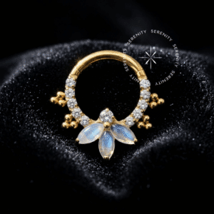 Argola Frontal Pétalas da Lua em Titânio Revestido de Ouro 18k com zircônias cristal e pedra da lua central, em fundo branco.