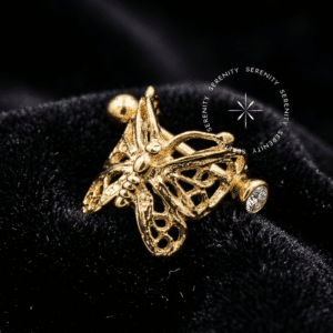 Argola Borboleta Ouro OR42 esculpida em Ouro 18K Maciço atuando como Piercing Hipoalergênico e Joalheria de Corpo de Biocompatibilidade em sua Atualização de Setup.