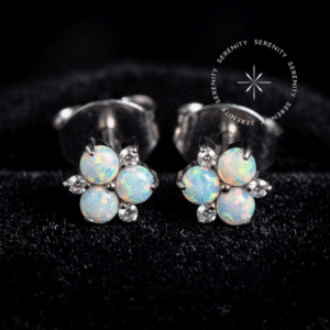 Piercing Brinco Trinity Opalas e Zircônias Titânio Grau Implante com Opalas brancas e Zircônias cristal para perfuração de lóbulo.