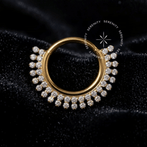 Argola Frontal Coroa de Brilhantes utilizada como piercing, forjada em Titânio Revestido de Ouro 18k com zircônias premium em lapidação redonda clássica, fotografada em fundo claro.