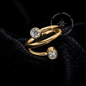 Argola duas pontas cz titânio revestido de ouro 18k com design transpassado e duas zircônias para perfurações de helix e lóbulo.