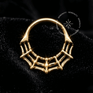 Argola teia de aranha titânio revestido de ouro 18k com design vazado ornamental para perfurações de septo e daith.