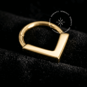 Argola geométrica em v titânio revestido de ouro 18k com design chevron liso polido para perfurações de septo e daith.