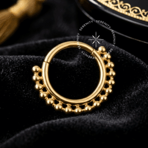 Argola frontal multi-ball titânio revestido de ouro 18k com fileira de micro-esferas para perfurações de septo e daith.