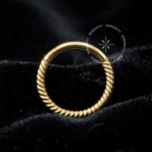 Argola torcida titânio revestido de ouro 18k com design de corda trançada para perfurações de helix, conch e septo.