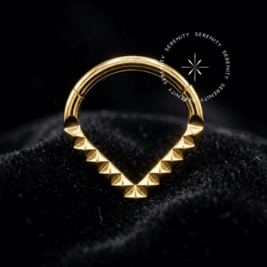 Argola frontal v inca titânio revestido de ouro 18k com design chevron entalhado geométrico para perfurações de septo e daith.