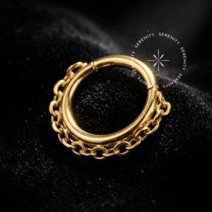 Argola frontal textura de corrente titânio revestido de ouro 18k com padrão de elos esculpidos para perfurações de septo e daith.