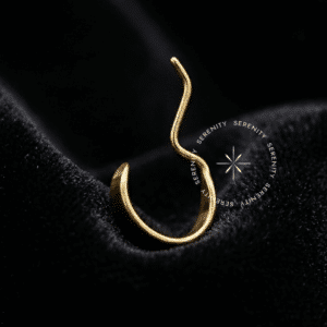 Argola de encaixe labial exótica em titânio revestido de ouro 18k com acabamento aberto ergonômico para lábio.