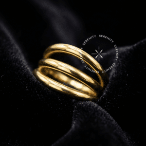 Argola tripla titânio revestido de ouro 18k com design de três fios lisos paralelos para perfurações de conch, septo e helix.