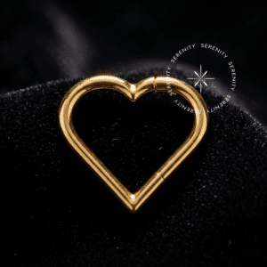 Argola coração titânio revestido de ouro 18k com design polido liso para perfurações de daith e septo.