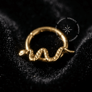 Argola serpente titânio revestido de ouro 18k com design escultural de cobra para perfurações de septo e daith.
