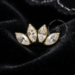 Piercing Cluster Navetes TN382 cravejado com 4 zircônias em titânio revestido de ouro 18k.
