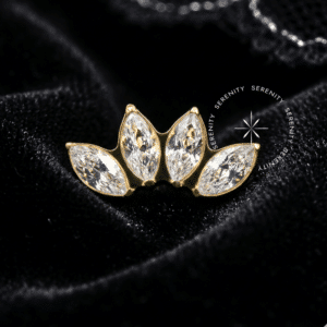 Piercing Cluster Navetes TN382 cravejado com 4 zircônias em titânio revestido de ouro 18k.