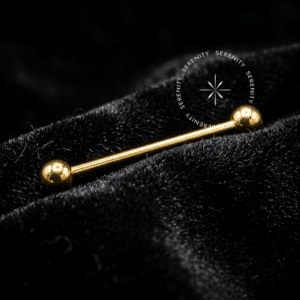O Piercing Transversal Ouro OR35 esculpido em Ouro 18K Maciço atua como Piercing Hipoalergênico e Joalheria de Corpo de alta Biocompatibilidade em sua Atualização de Setup.