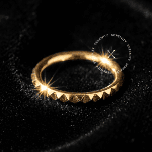 Argola inca circular em titânio revestido de ouro 18k com padrão geométrico tribal gravado para perfurações de helix, conch e septo.