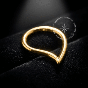Argola gota inclinada titânio revestido de ouro 18k com design assimétrico e polimento liso para perfurações de septo e daith.