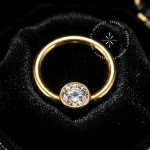 Argola ponto de luz flat titânio revestido de ouro 18k com zircónia de cravação sem garras para perfurações de septo e daith.
